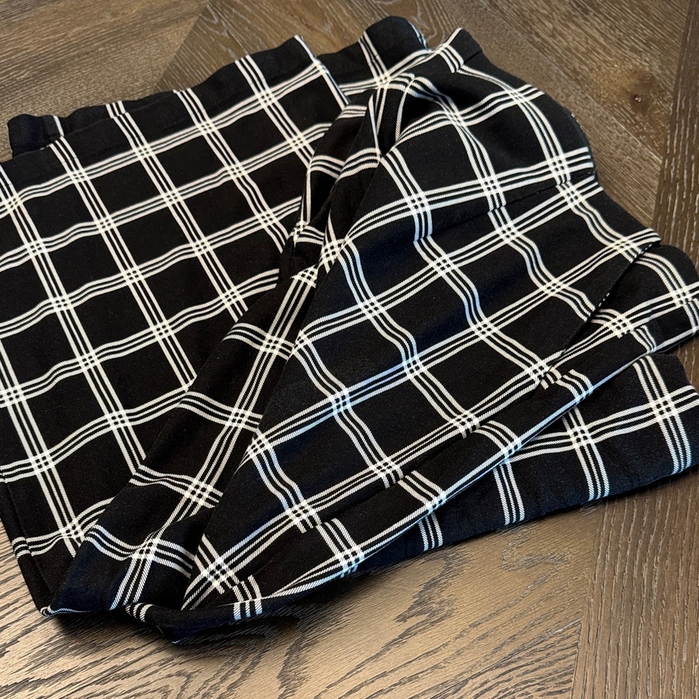 Torrid Studio Capri Pants Black and White Plaid w/stretch waist
